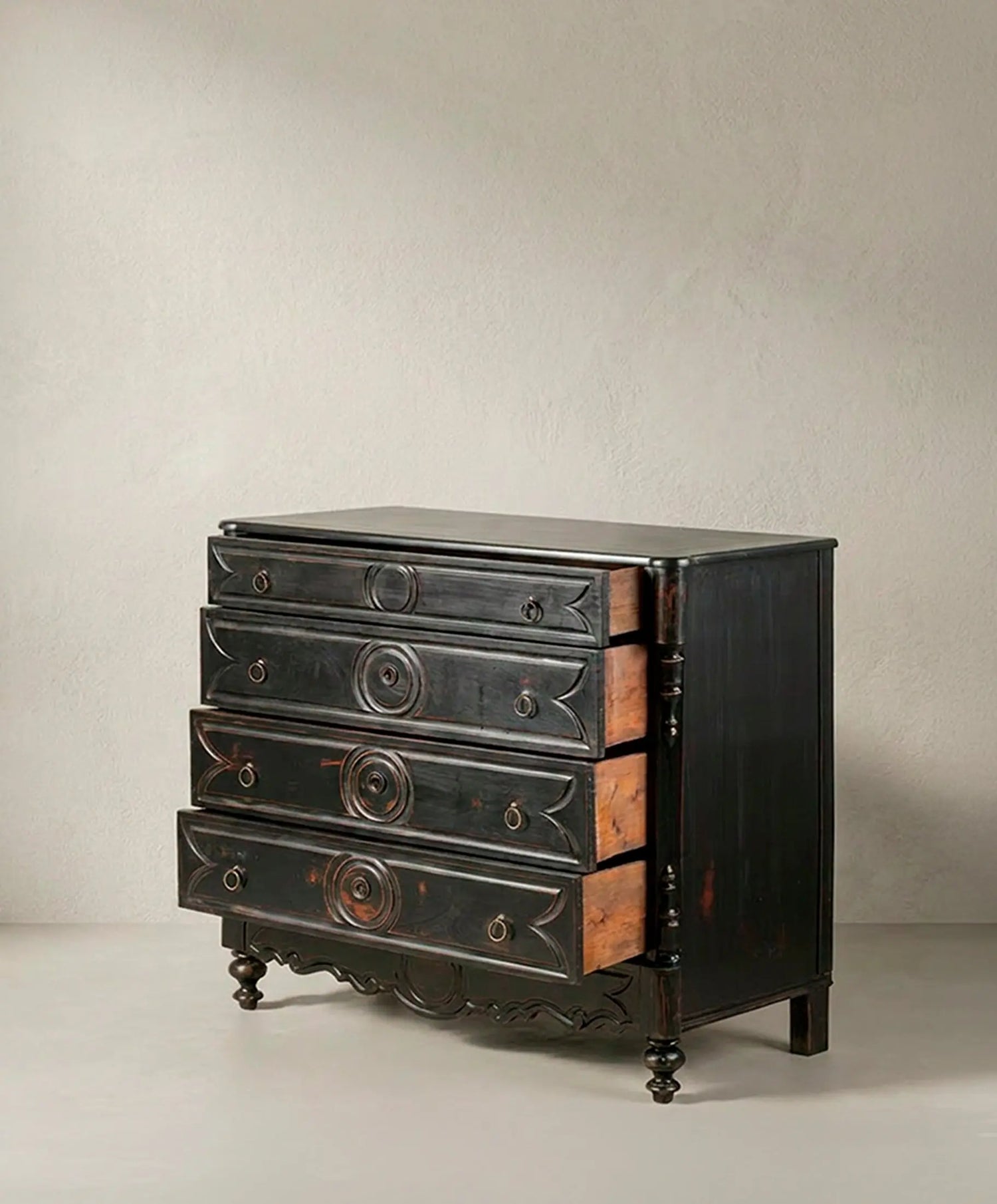 Cómoda antigua negra decapé vista lateral y pies de bola torneados — Antique Arte y Decoración