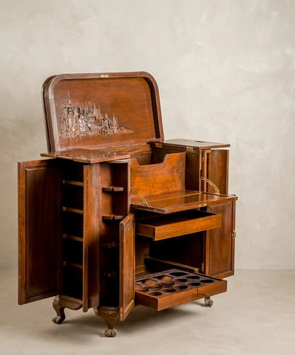 Mueble bar tallado abierto en vista superior con baldas laterales y botellero — Antique Arte y Decoración