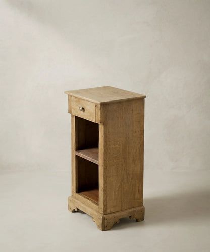 Mesita auxiliar alta de estilo rústico antiguo en madera lavada