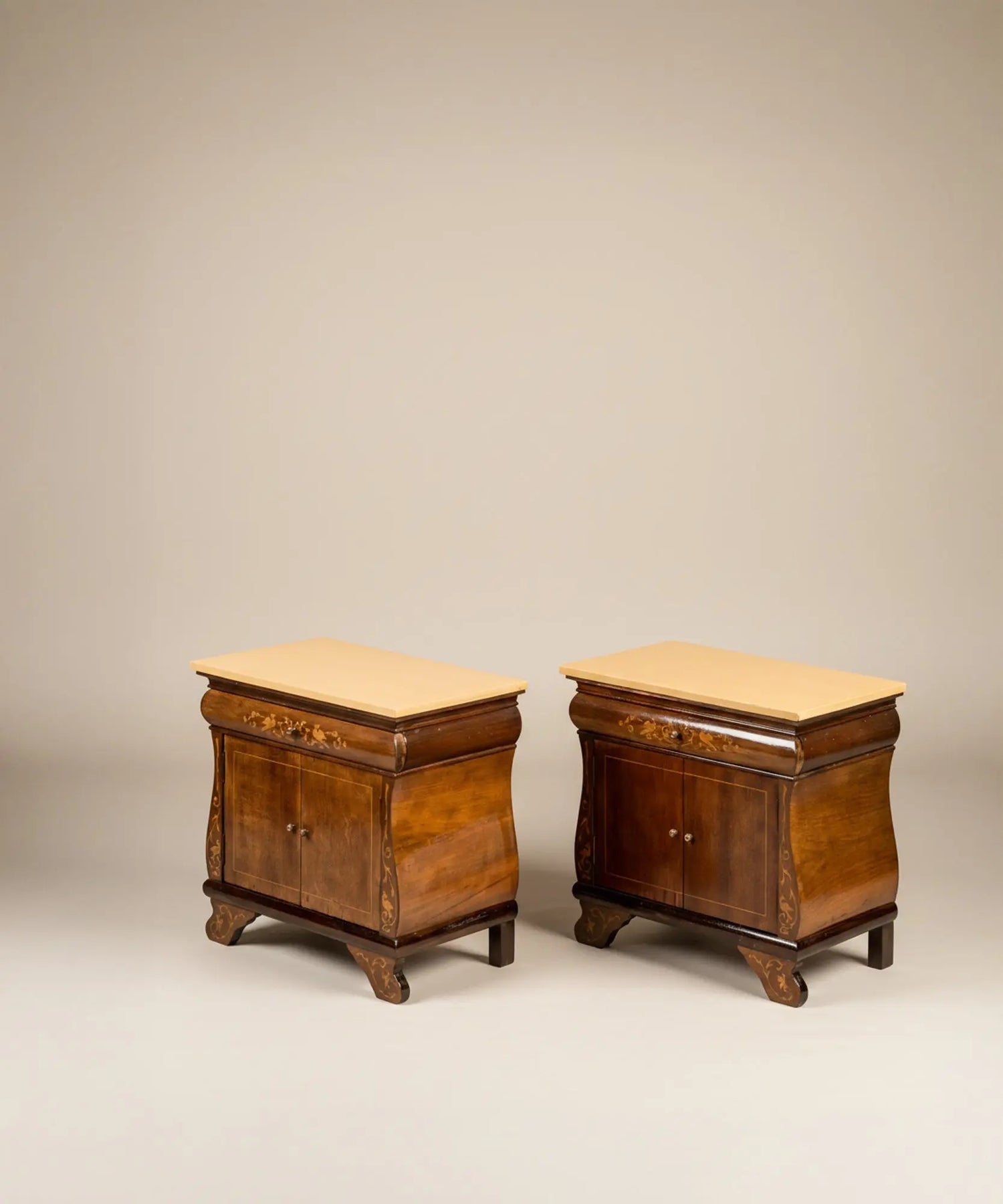 Pareja de mesitas de noche vintage