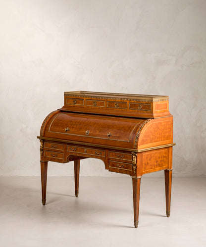 Escritorio de cilindro Luis XVI vista lateral cerrado con costado de marquetería — Antique Arte y Decoración