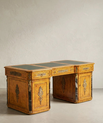 Escritorio estilo Imperio vista lateral con semicolumnas de mármol negro veteado — Antique Arte y Decoración