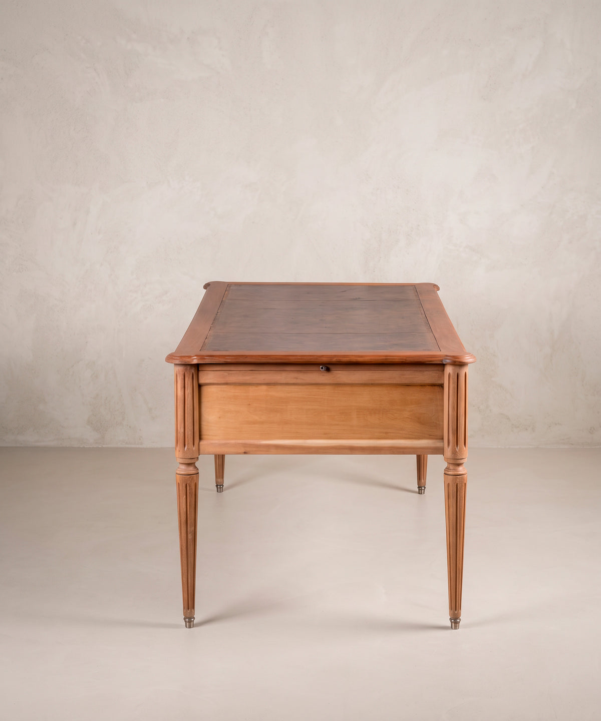 Escritorio Luis XVI vista lateral con tablilla de piel cerrada y patas acanaladas — Antique Arte y Decoración