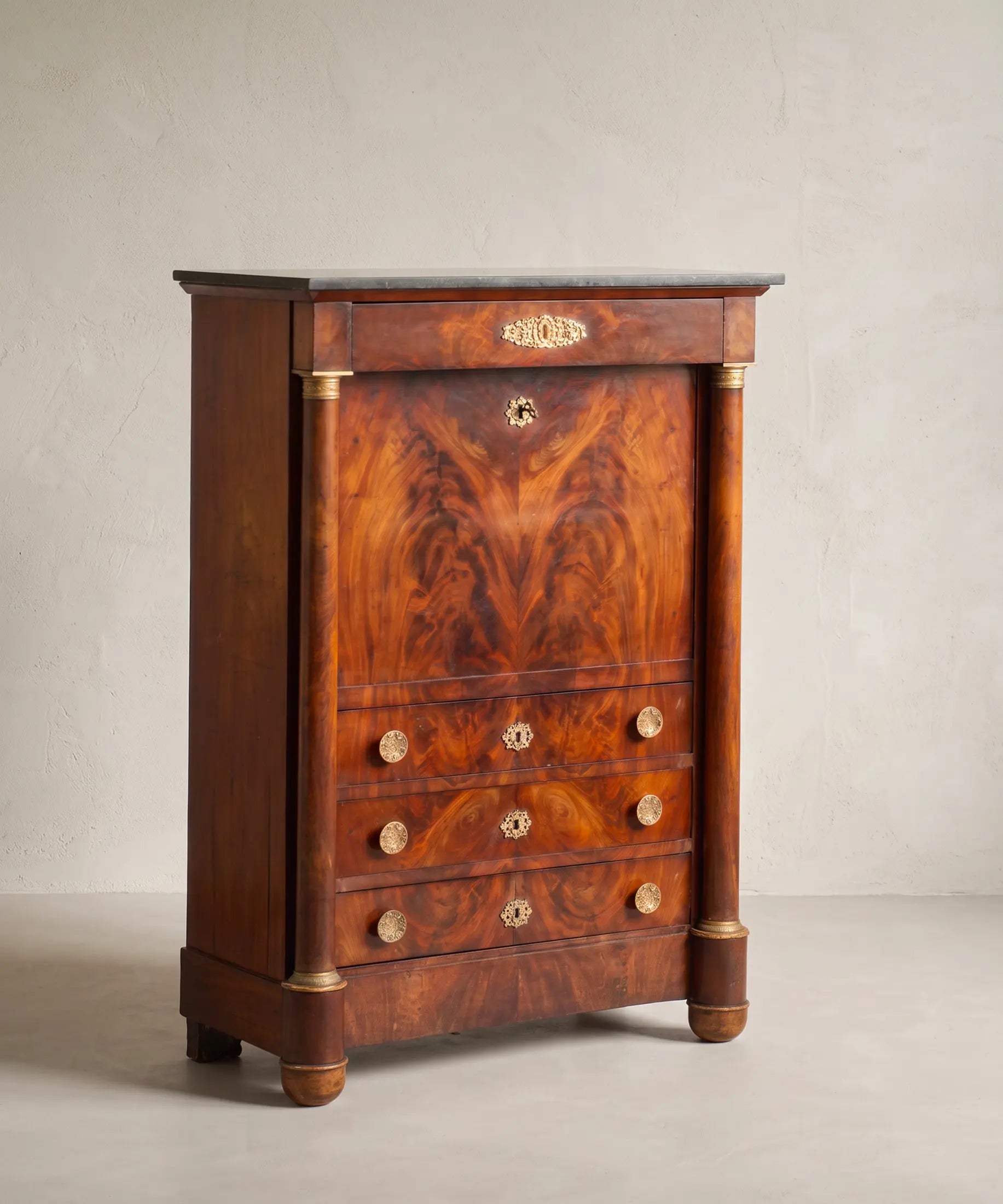 Secreter de caoba con columnas y bronces dorados vista lateral — Antique Arte y Decoración