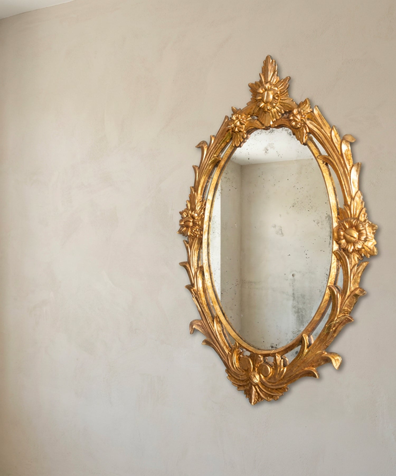 Detalle lateral espejo dorado siglo XIX con talla calada y azogue de época — Antique Arte y Decoración