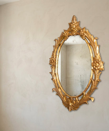 Detalle lateral espejo dorado siglo XIX con talla calada y azogue de época — Antique Arte y Decoración
