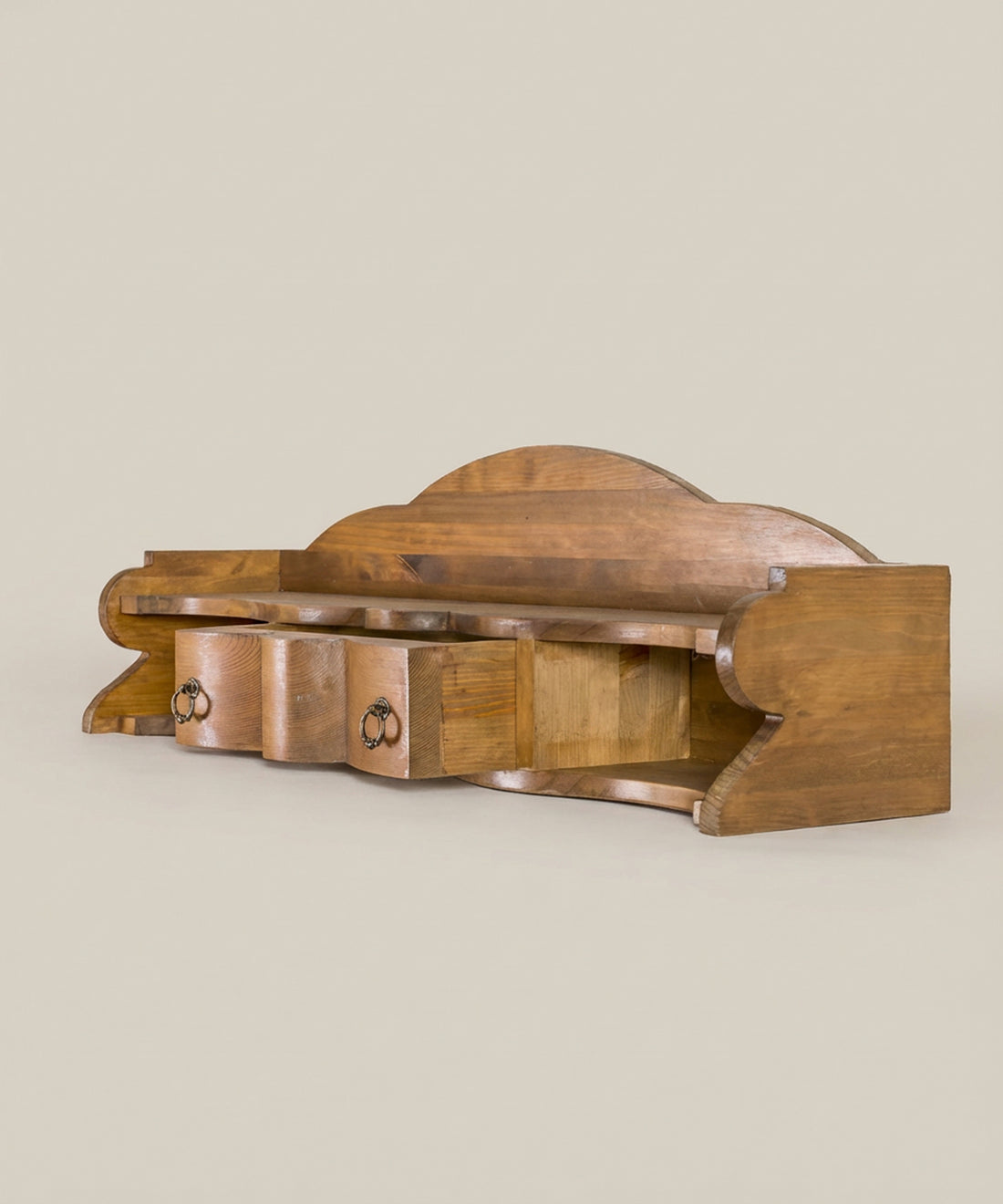 Detalle en contrapicado de la estantería mostrando la estructura inferior y curvas de la madera