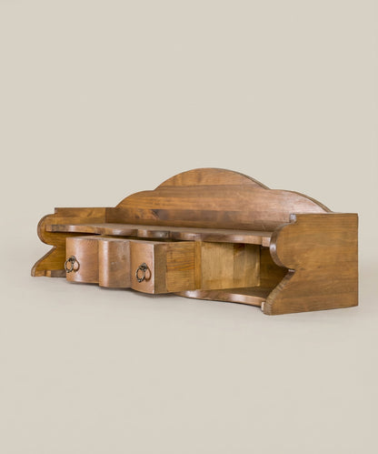 Detalle en contrapicado de la estantería mostrando la estructura inferior y curvas de la madera