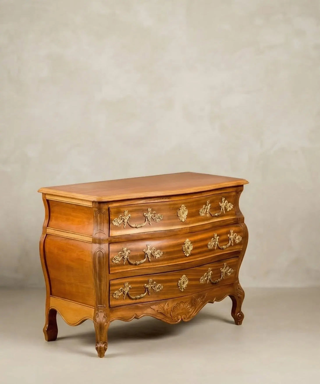 Cómoda clásica abierta con ensambles de cola de milano en los cajones.