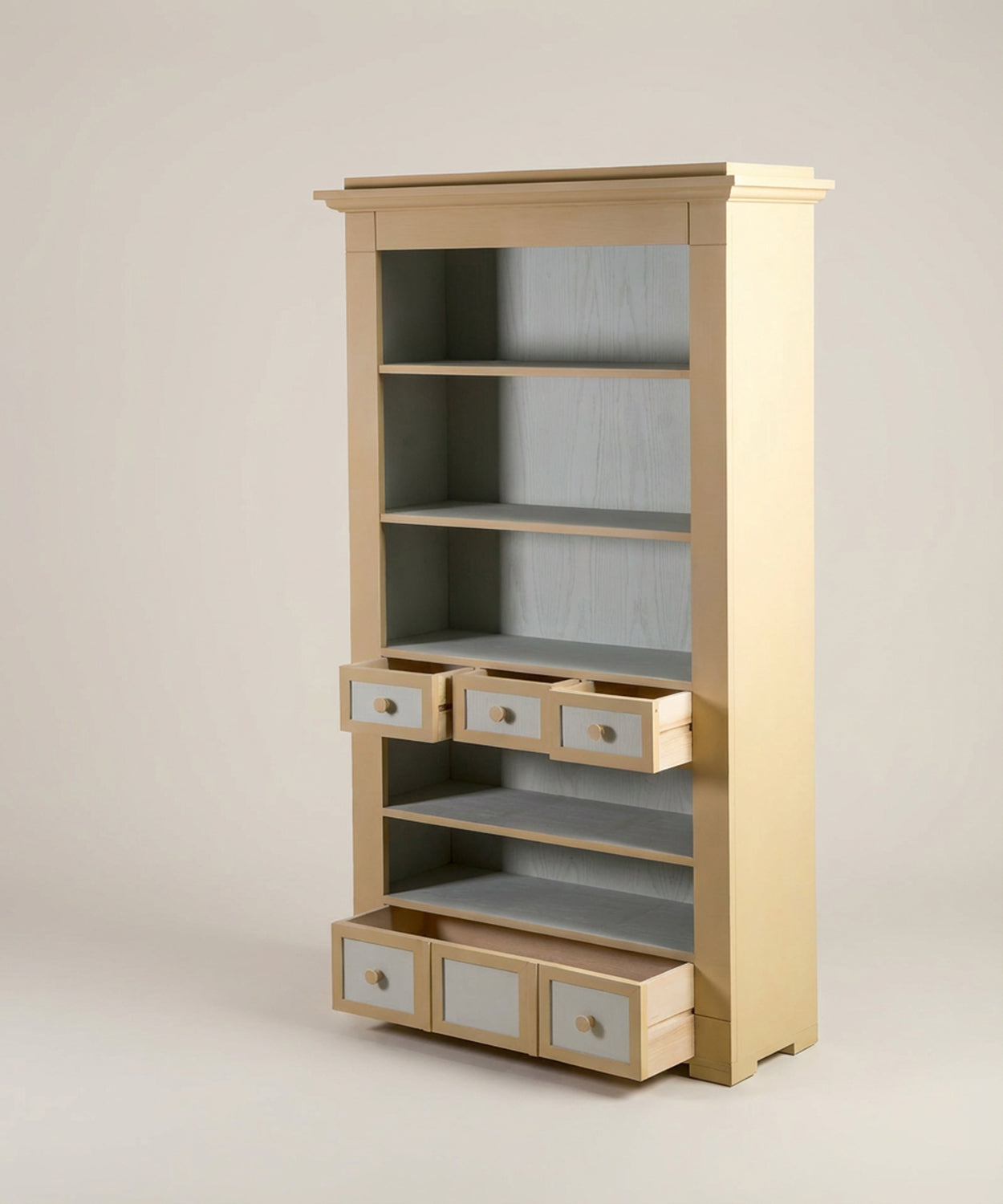 Mueble librería de madera color amarillo suave vista lateral con estantes vacíos