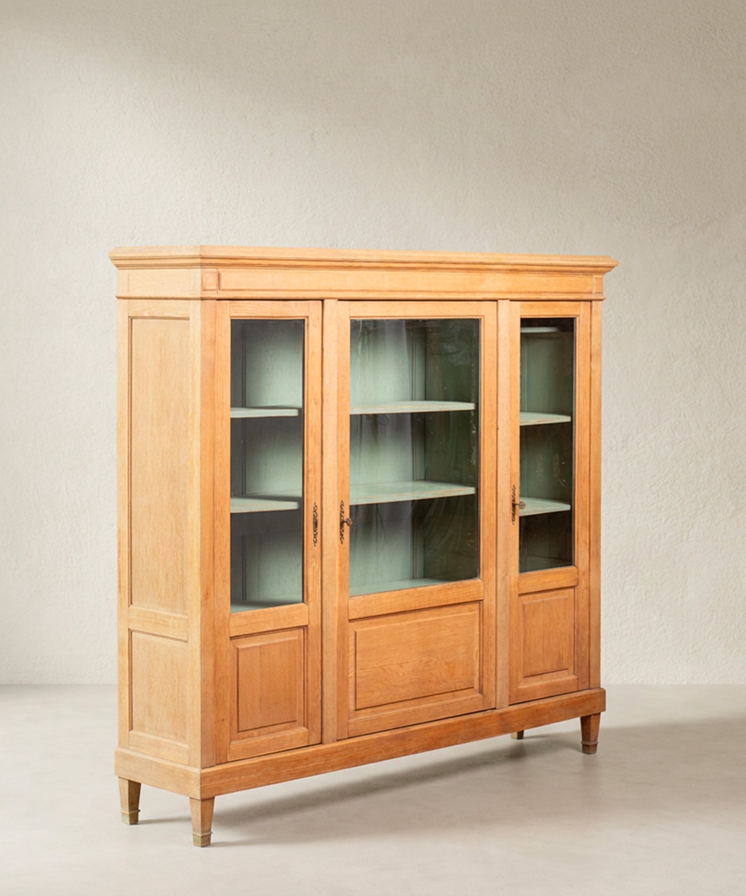 Vitrina librería roble decapado vista tres cuartos con pies de latón — Antique Arte y Decoración