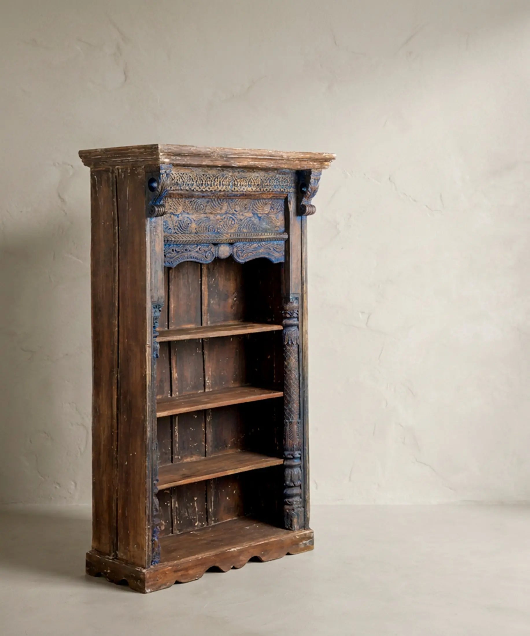 Librería vintage balinesa en azul decapé vista tres cuartos — Antique Arte y Decoración
