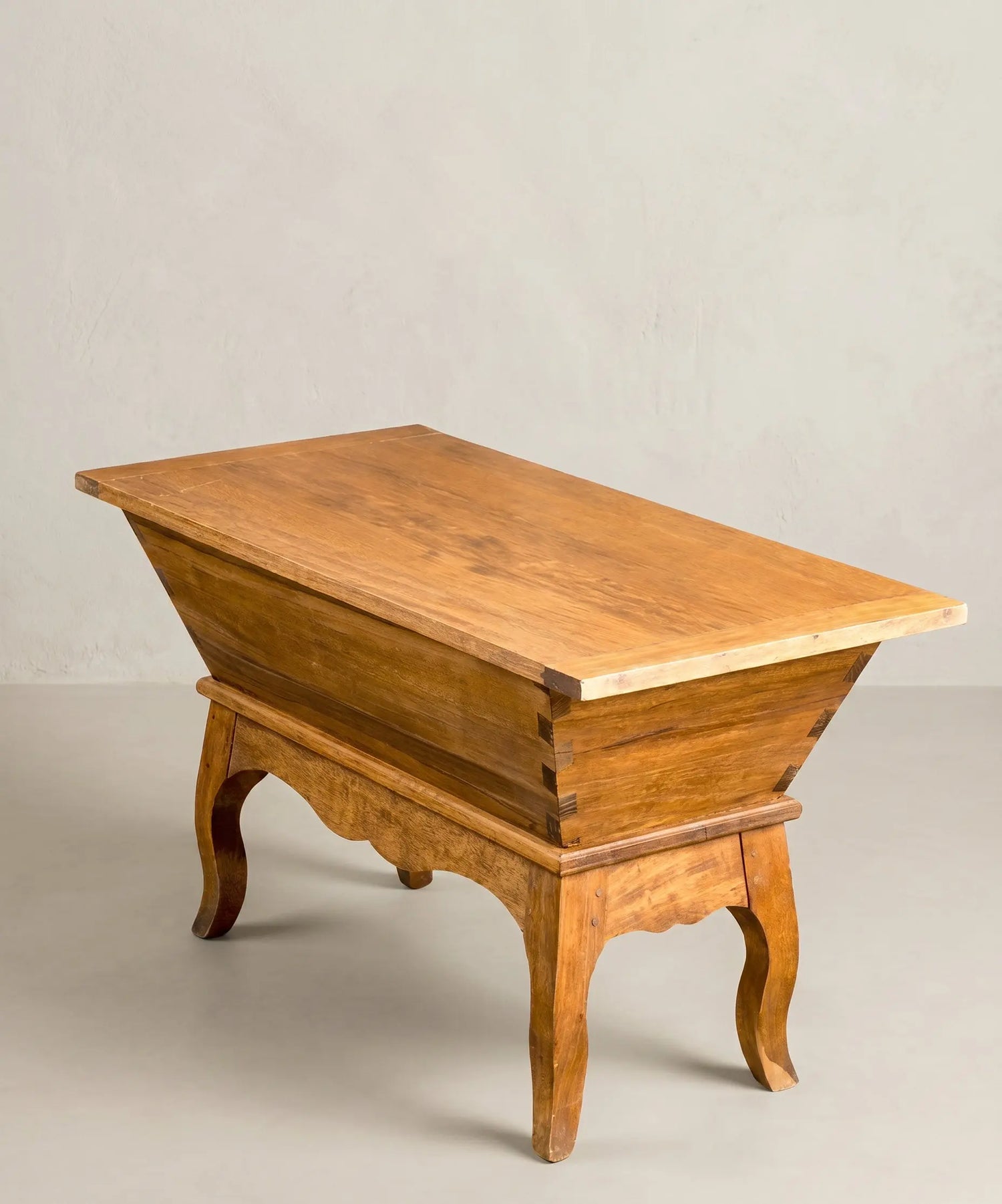 Mesa auxiliar artesa en madera maciza con almacenaje (estilo rústico)