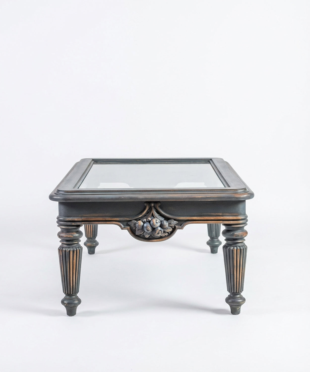  Primer plano del detalle tallado floral y pata acanalada de la mesa de centro