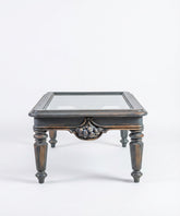  Primer plano del detalle tallado floral y pata acanalada de la mesa de centro