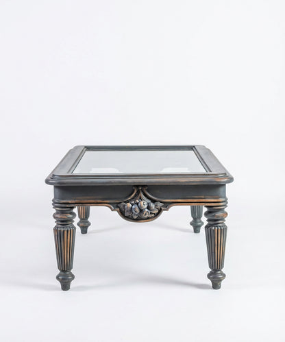  Primer plano del detalle tallado floral y pata acanalada de la mesa de centro