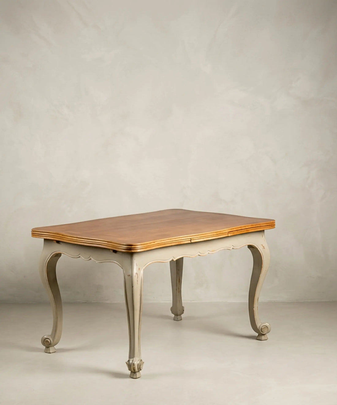 Mesa de comedor vintage estilo francés bicolor con patas curvas grises y tapa de madera.