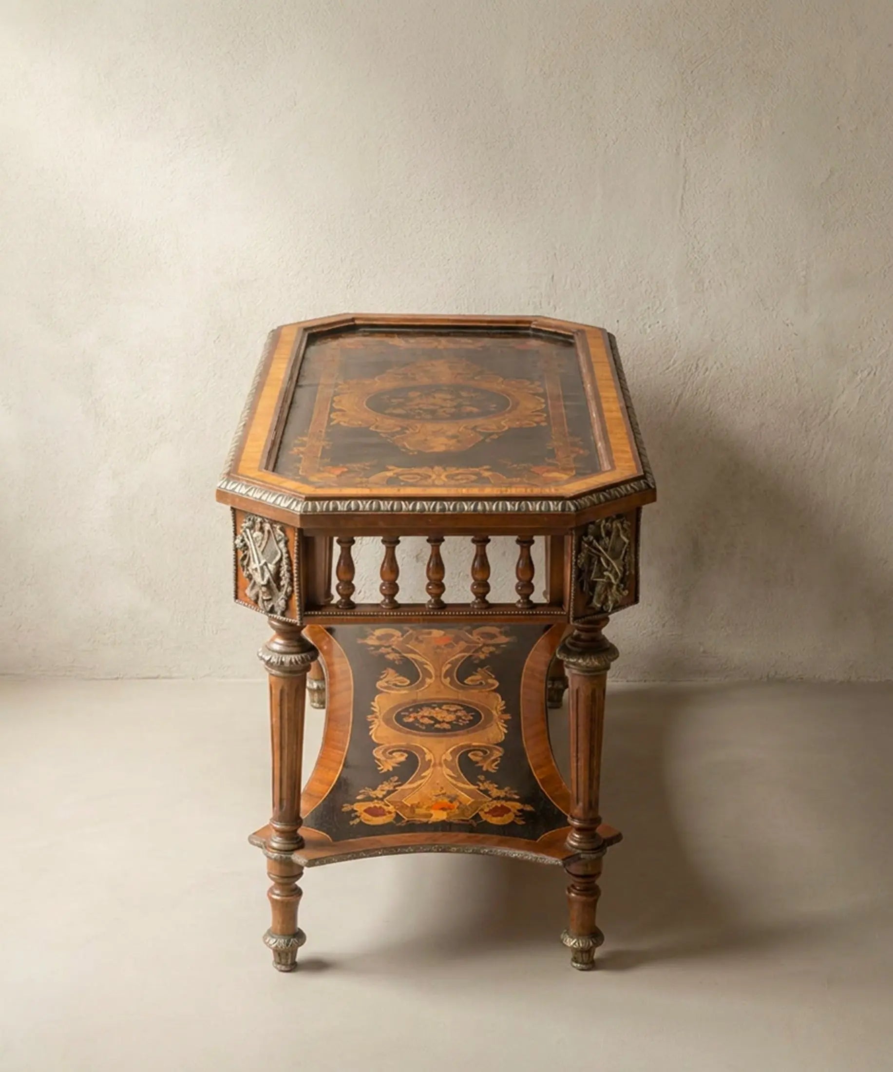Mesa de centro Napoleón III vista lateral con galería de balaustres y bronces — Antique Arte y Decoración