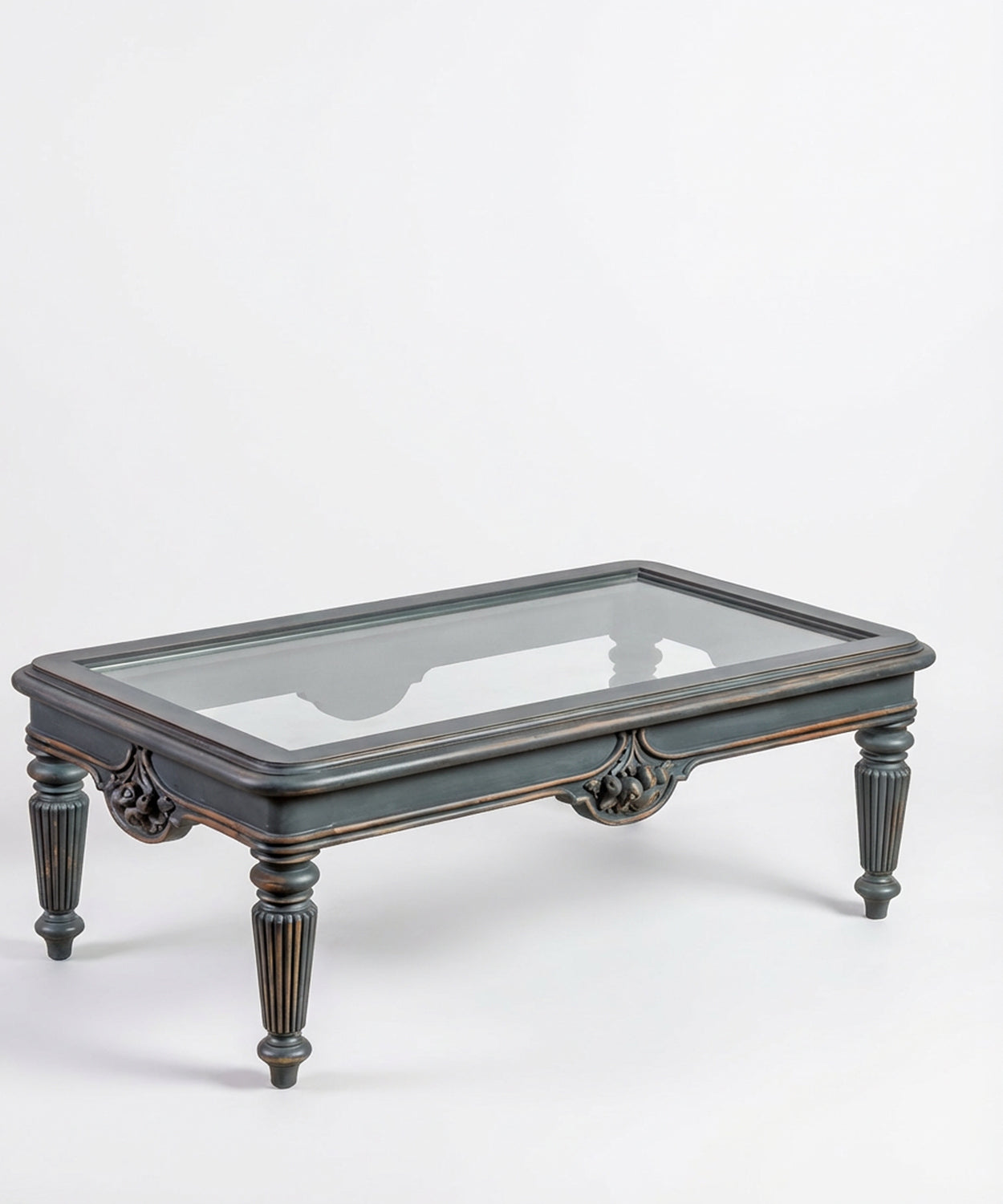 Mesa de centro vintage gris oscuro vista desde arriba mostrando la transparencia del cristal