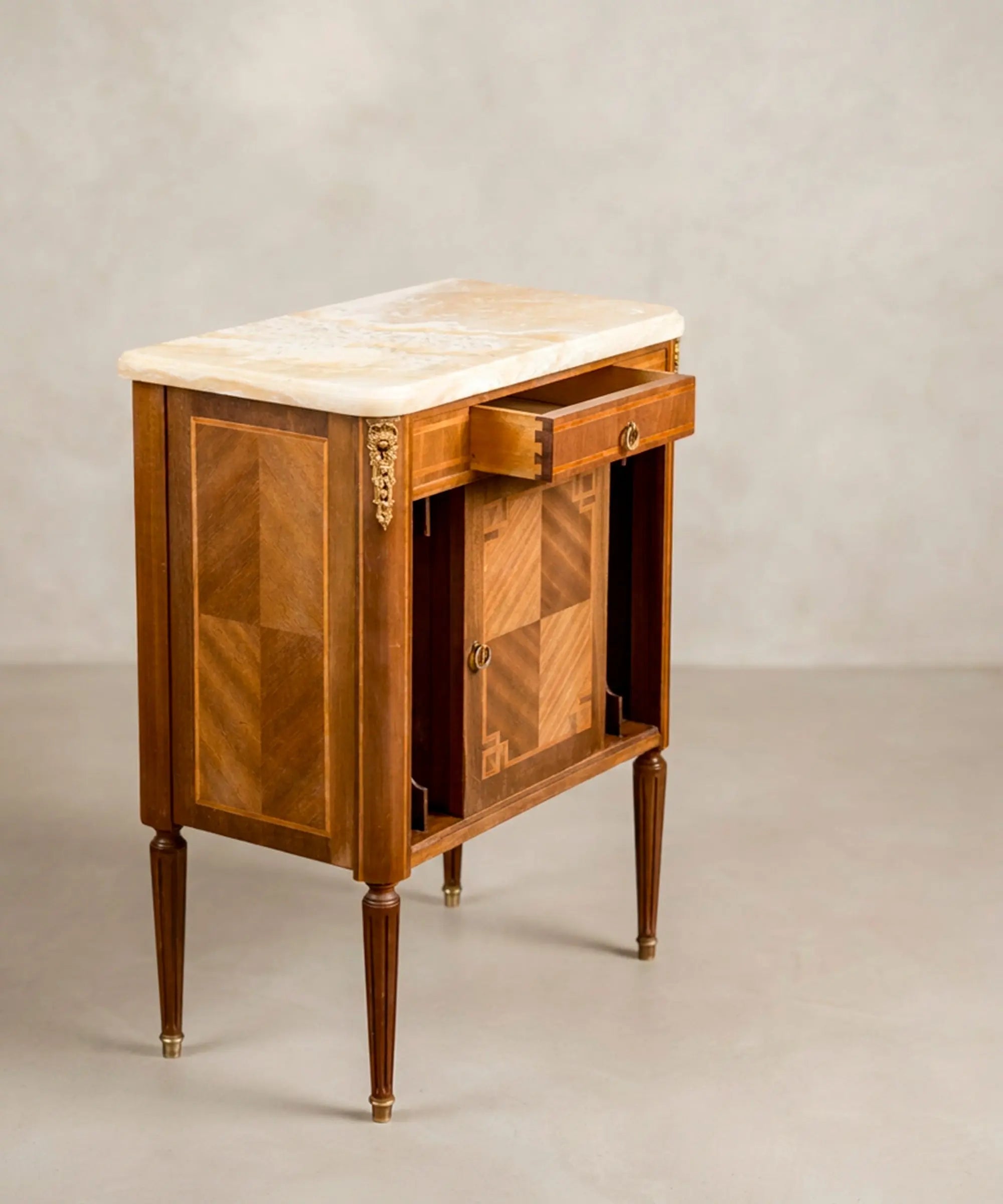 Mueble auxiliar antiguo vista lateral con costado en marquetería y bronces dorados — Antique Arte y Decoración