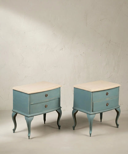 Dos mesillas auxiliares clásicas azules con patas curvas cabriolé y tapa clara.