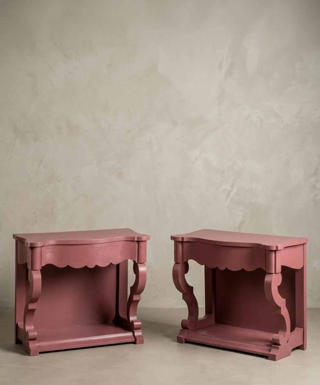 Pareja de mesitas de noche vintage de madera restauradas y pintadas en color malva.