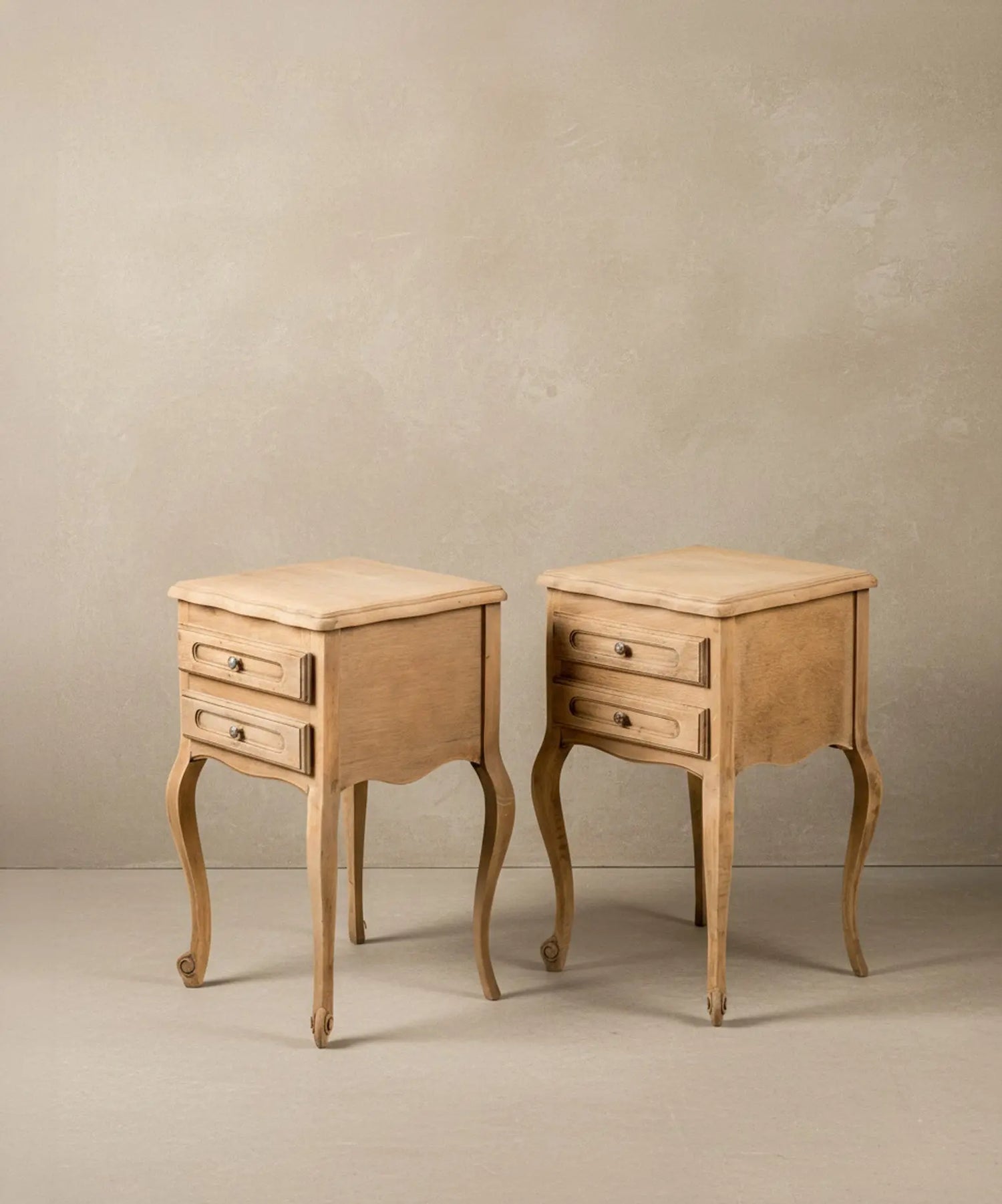 Pareja de Mesitas de Noche Estilo Luis XV en Madera de Roble Natural