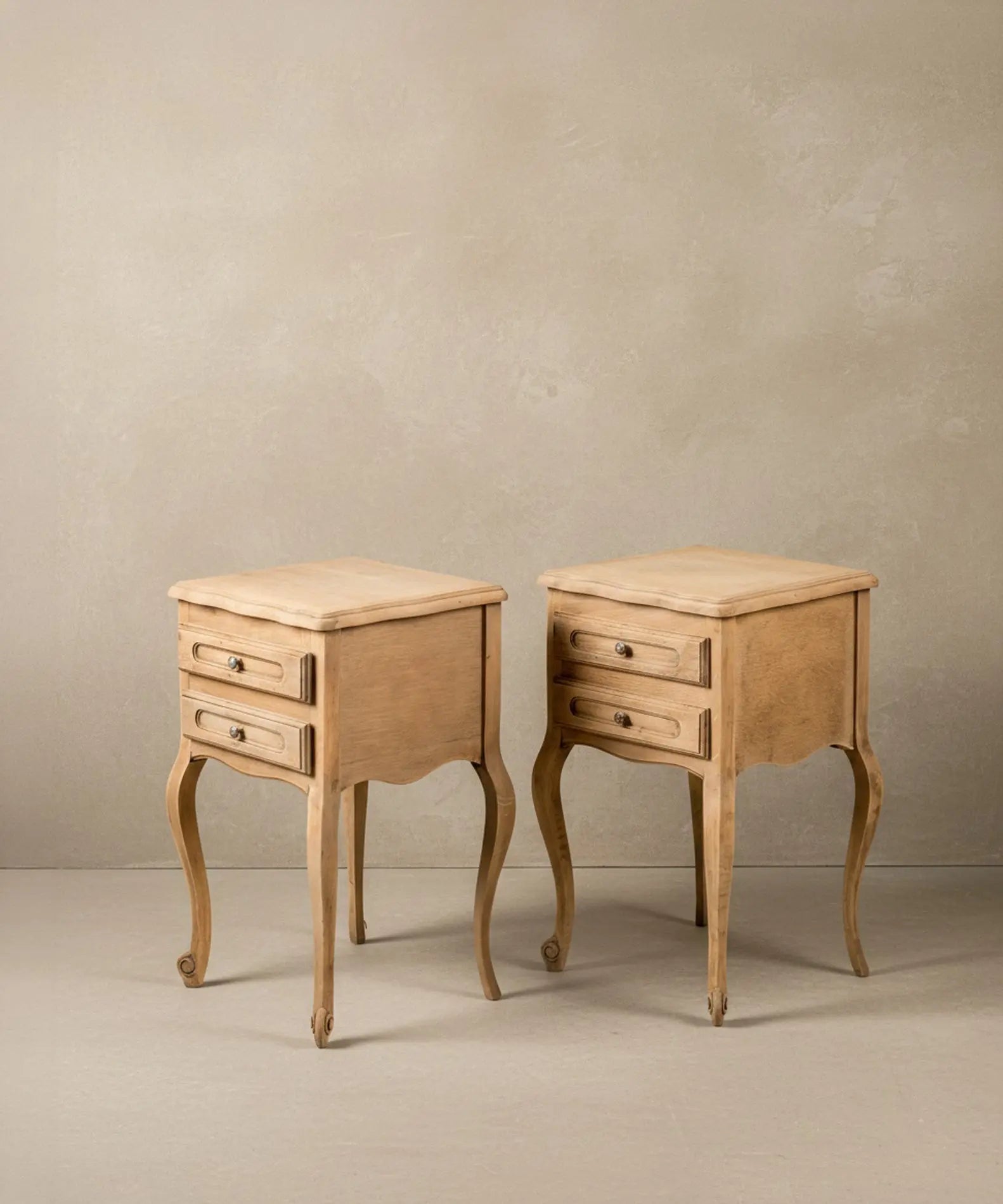 Pareja de Mesitas de Noche Estilo Luis XV en Madera de Roble Natural