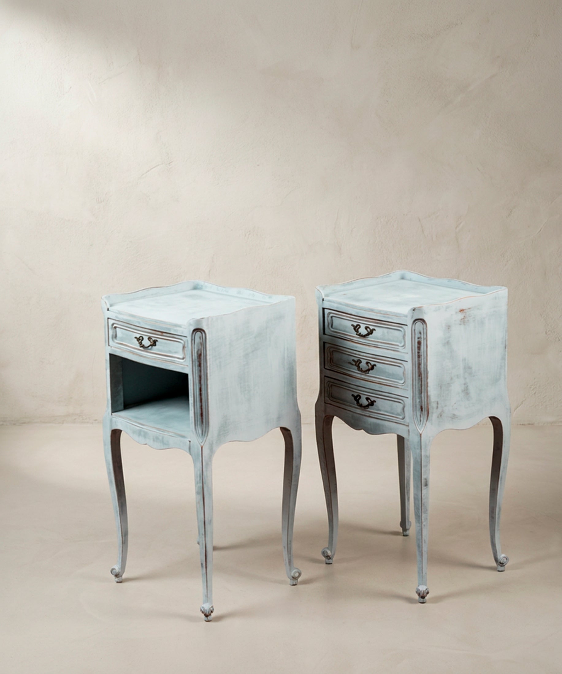 Mesitas de noche vintage azul de perfil, patas cabriolé con pie de voluta — Antique Arte y Decoración