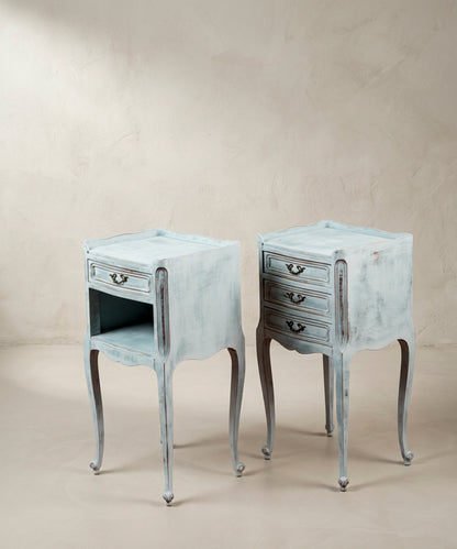 Mesitas de noche vintage azul de perfil, patas cabriolé con pie de voluta — Antique Arte y Decoración