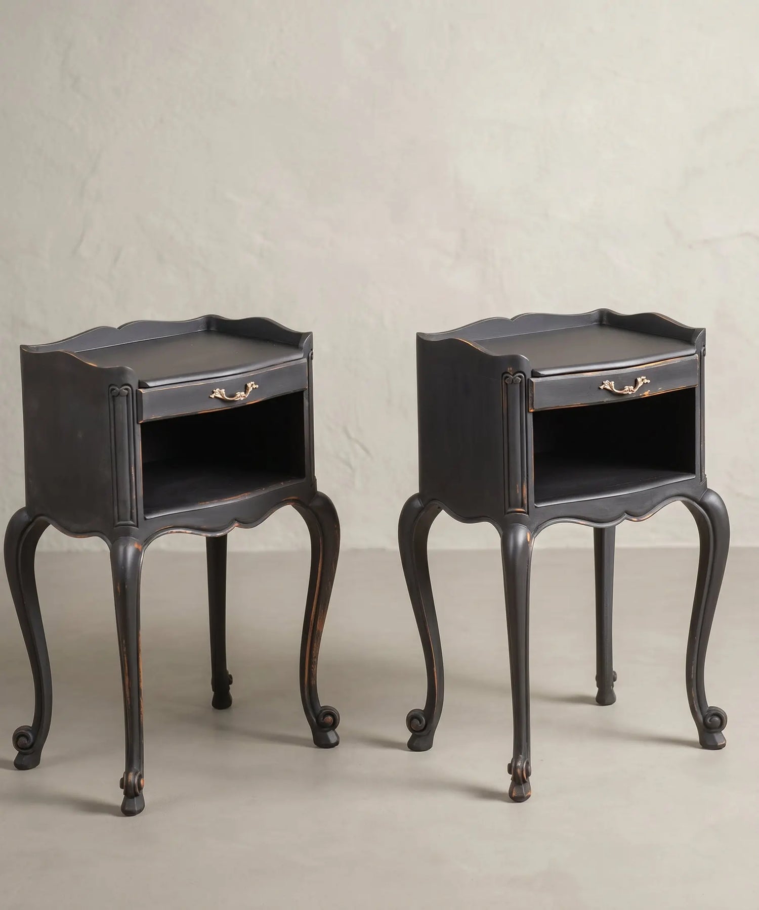 Pareja de Mesitas de Noche en Negro Envejecido | Estilo Luis XV Francés