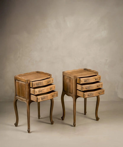 Vista lateral de las mesitas resaltando la curvatura de las patas cabriolé y el diseño bombée.