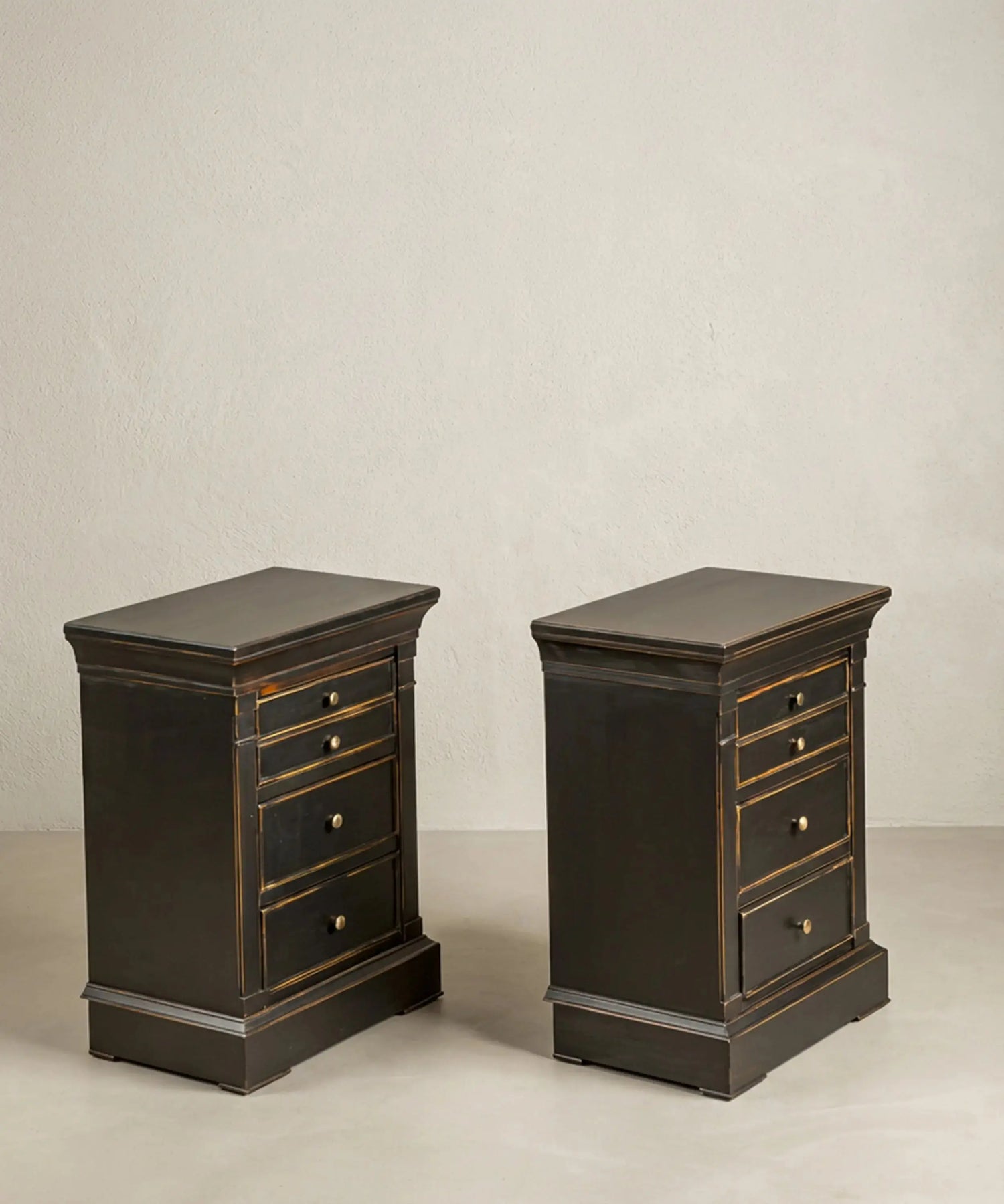 Pareja de mesitas de noche neoclásicas en negro carbón envejecido Antique arte y decoracion