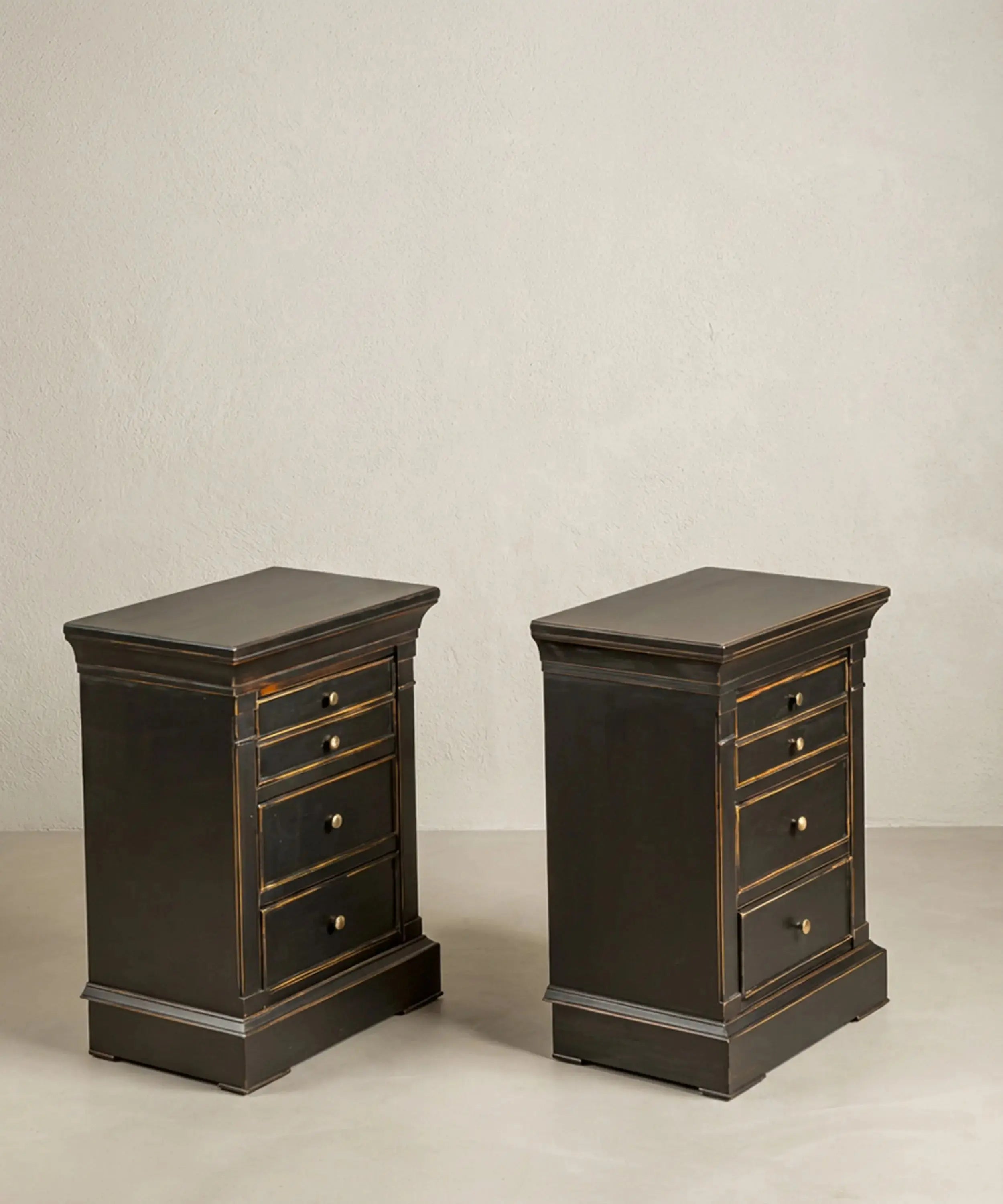 Pareja de mesitas de noche neoclásicas en negro carbón envejecido Antique arte y decoracion