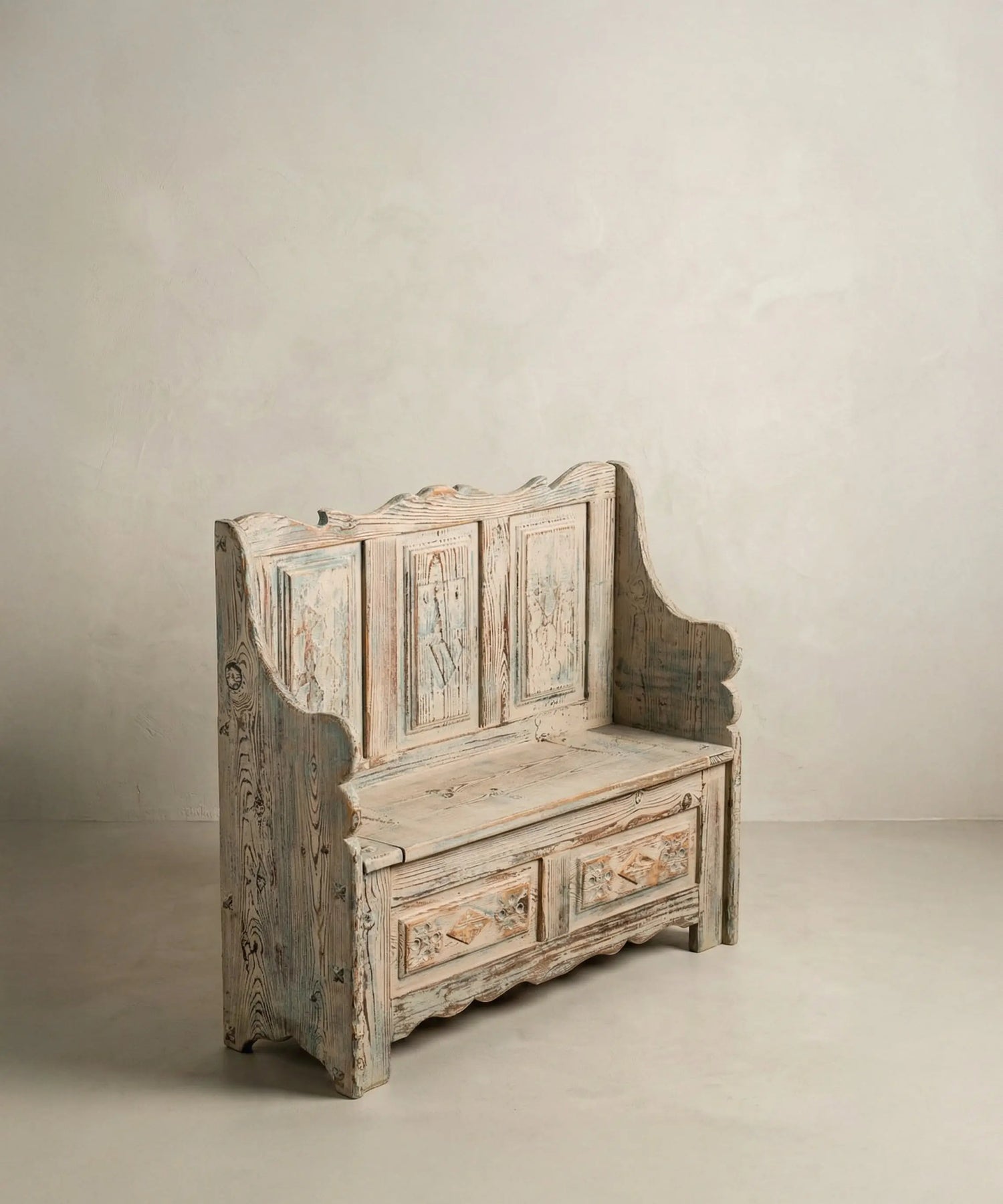 Mueble recibidor tipo banco vintage con asiento abatible, detalles tallados y laterales curvos.