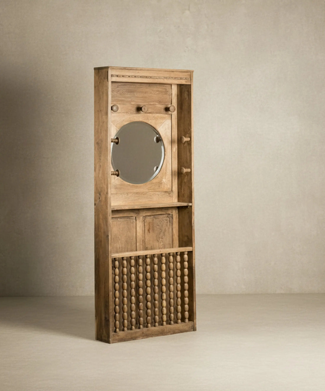 Vista de perfil de mueble hall stand compacto de madera cruda ideal para pasillos estrechos.