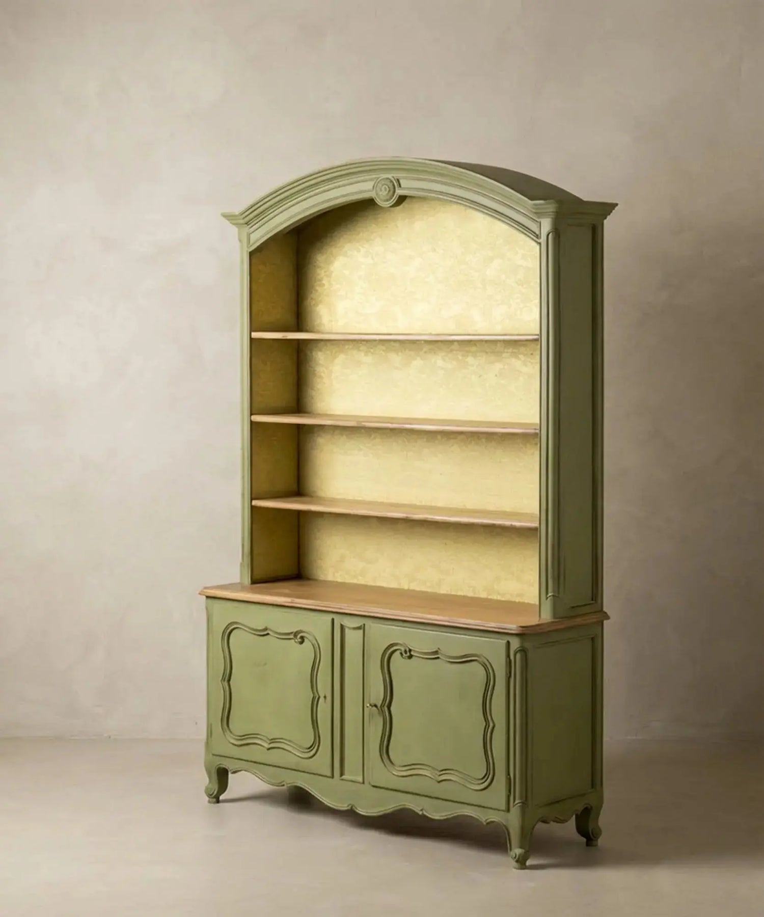 Alacena platero estilo francés en verde salvia con fondo entelado Antique arte y decoracion