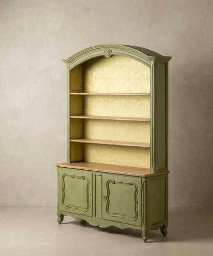 Alacena platero estilo francés en verde salvia con fondo entelado Antique arte y decoracion