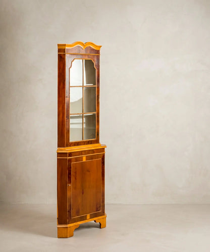 Rinconera vitrina de tejo vista lateral con copete ondulado y filete de boj — Antique Arte y Decoración