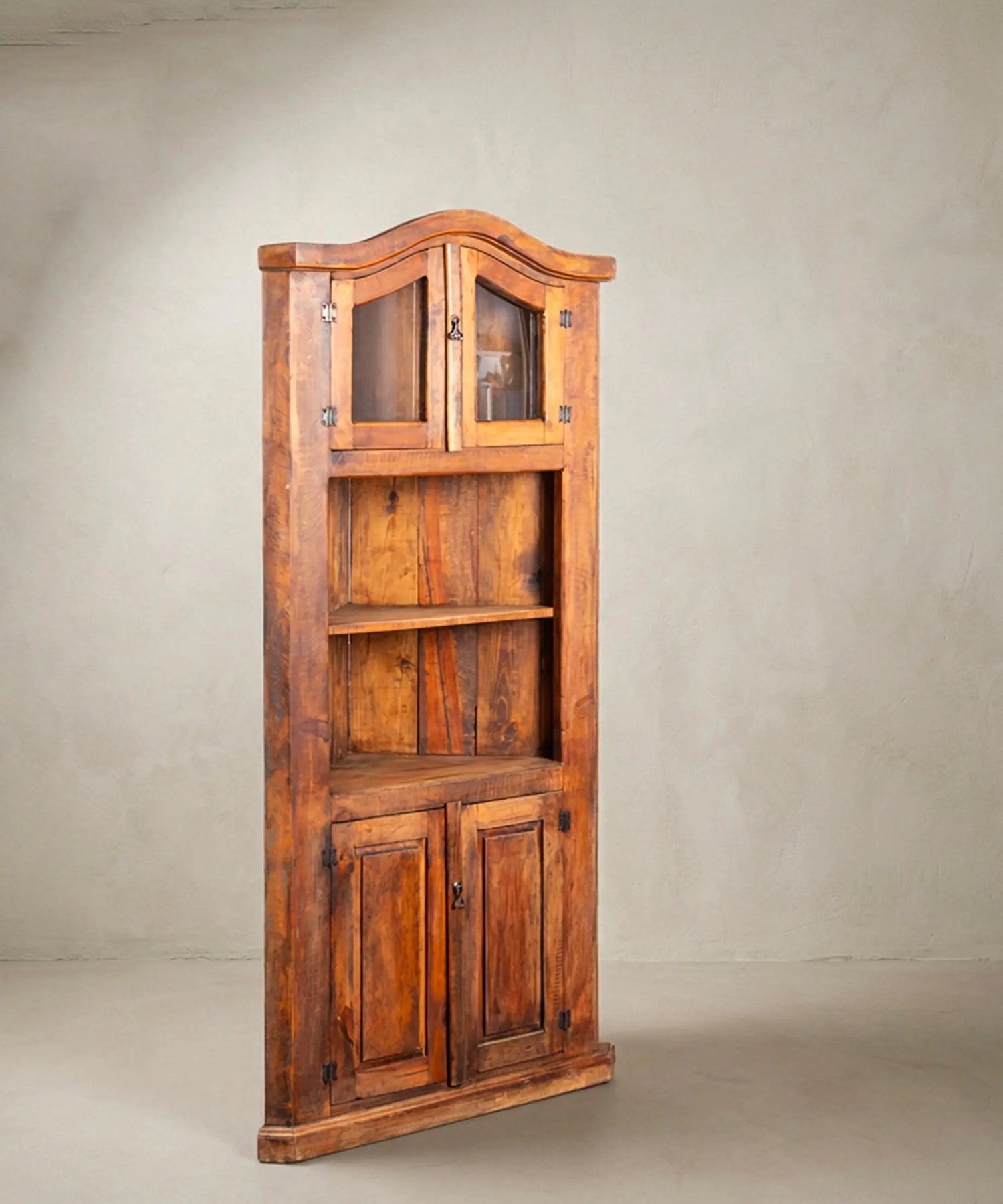 Rinconera Rústica Vintage de Madera Maciza | Vitrina y Copete Curvo