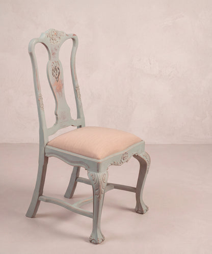 Silla vintage tallada vista lateral con pata de garra y bola y acanto en la rodilla — Antique Arte y Decoración