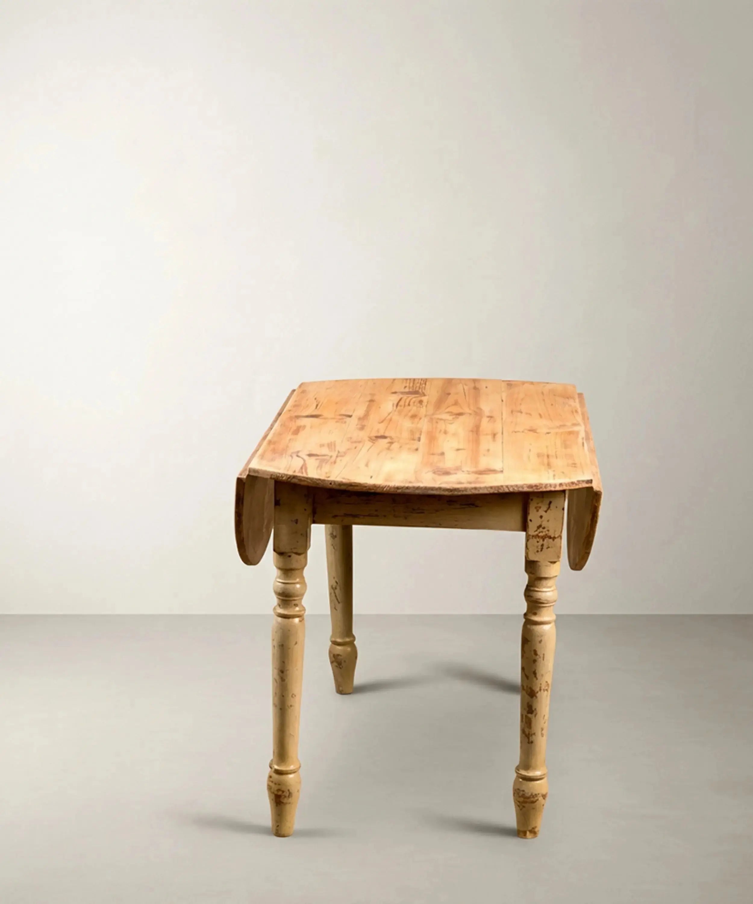 Primer plano de tablero de madera de pino restaurado mostrando nudos naturales en mesa rústica.