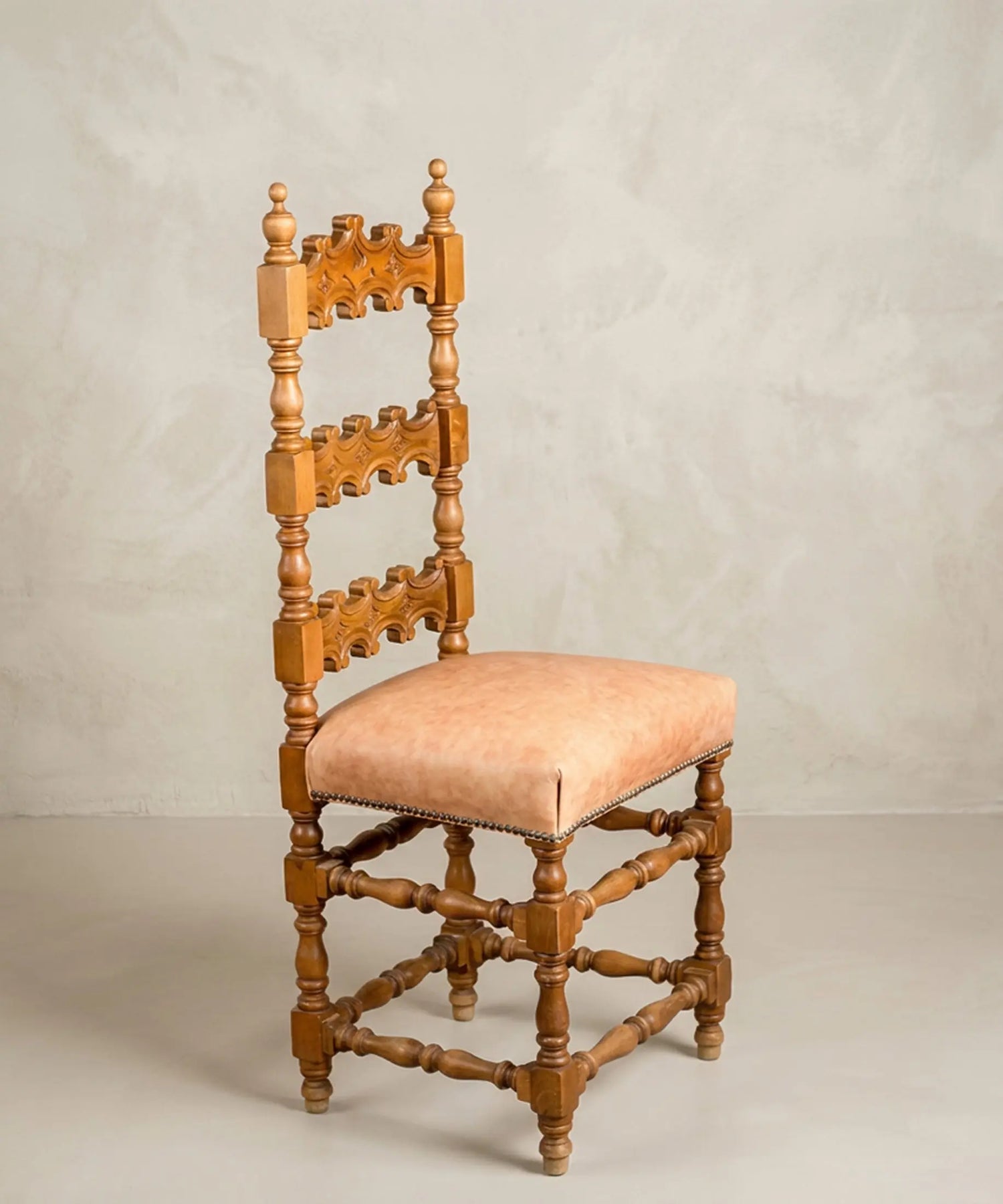 Silla castellana antigua fustes torneados chambrana vista lateral izquierda — Antique Arte y Decoración