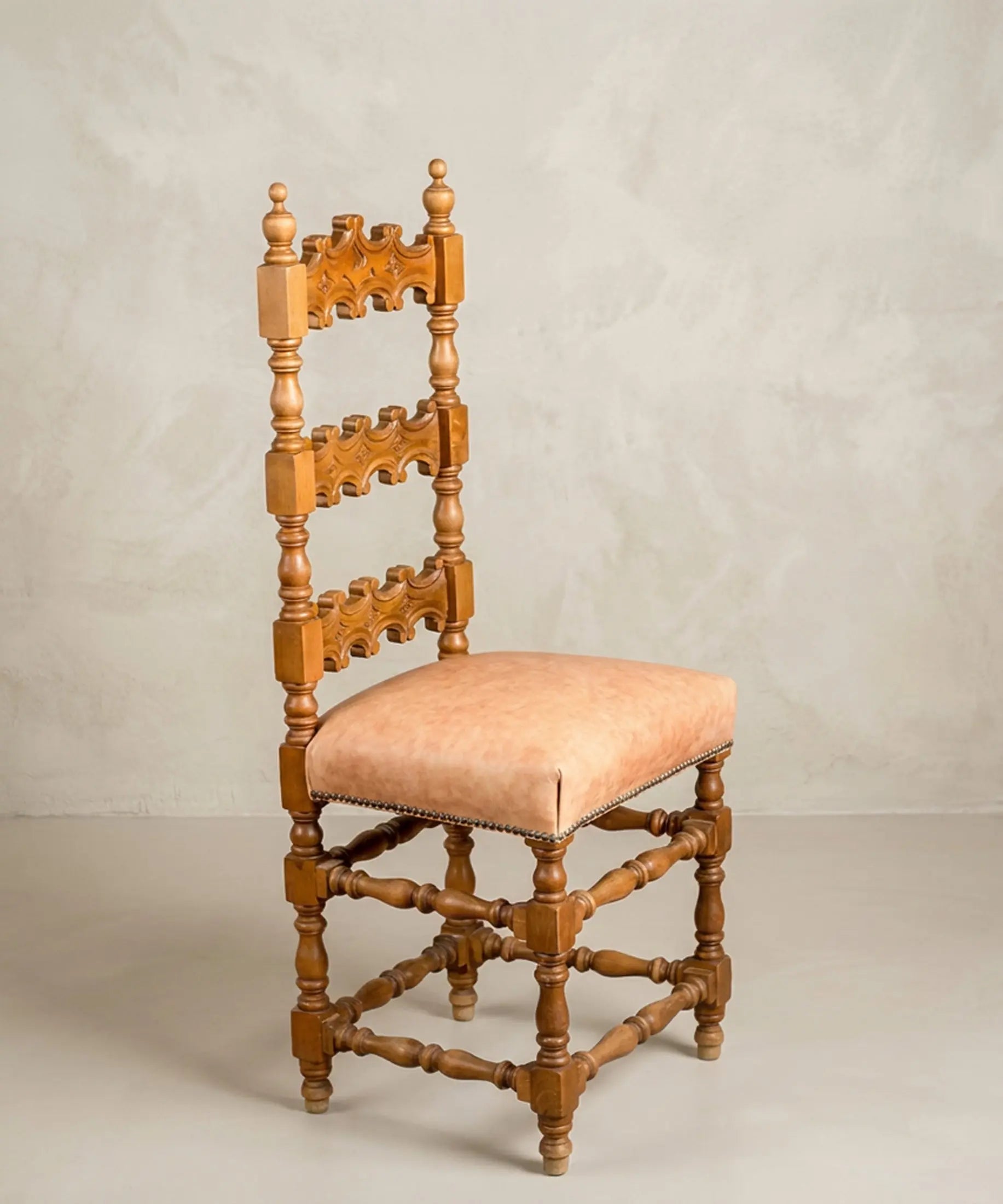 Silla castellana antigua fustes torneados chambrana vista lateral izquierda — Antique Arte y Decoración