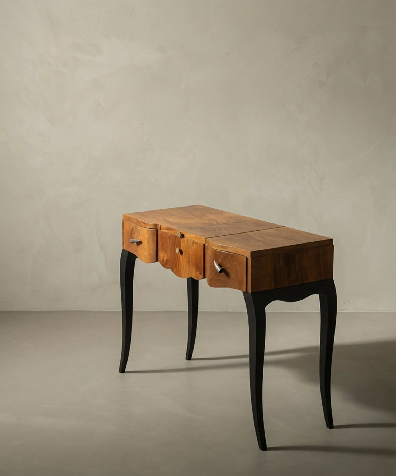 Tocador en nogal con espejo abatible y patas negras