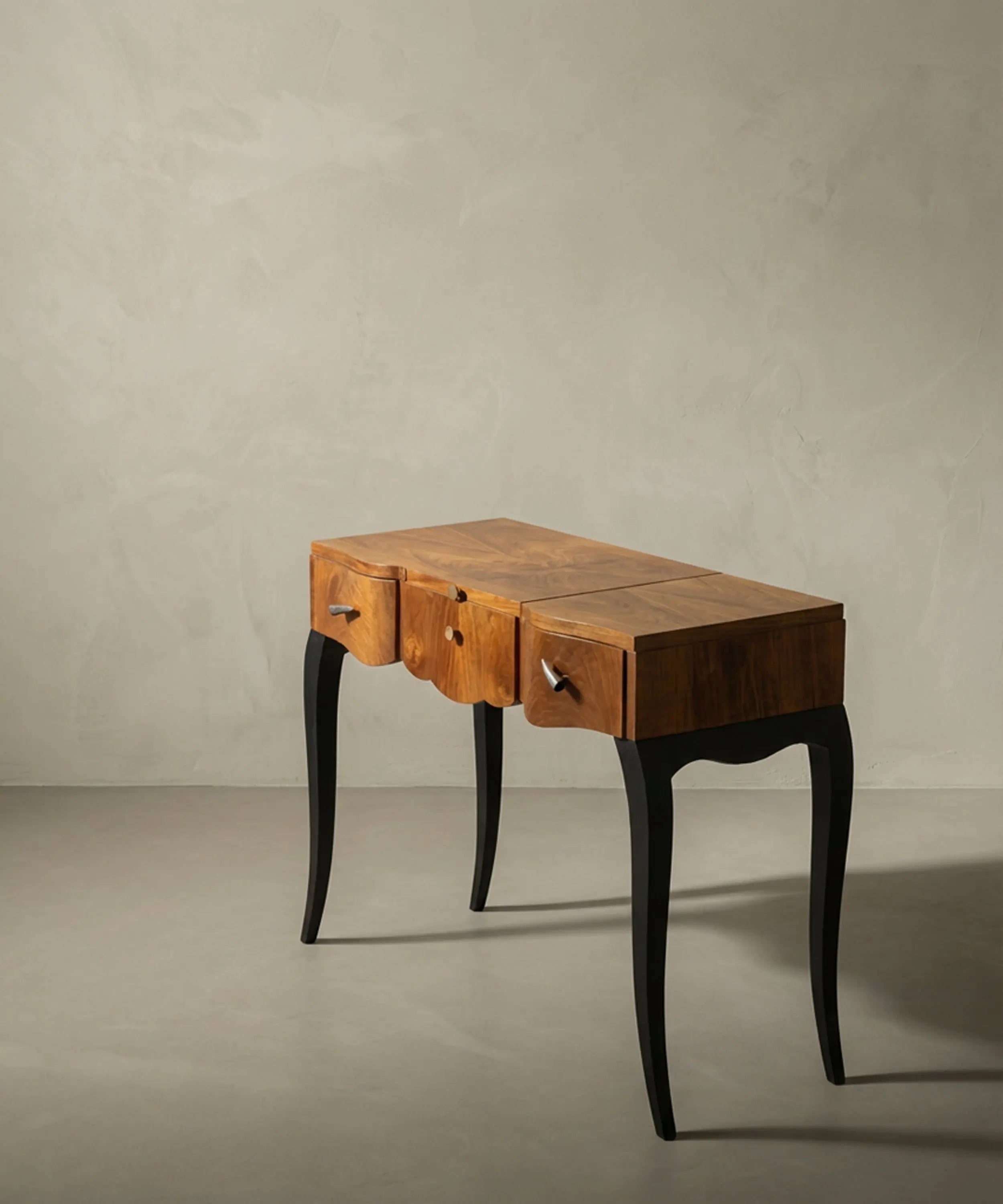 Tocador en nogal con espejo abatible y patas negras