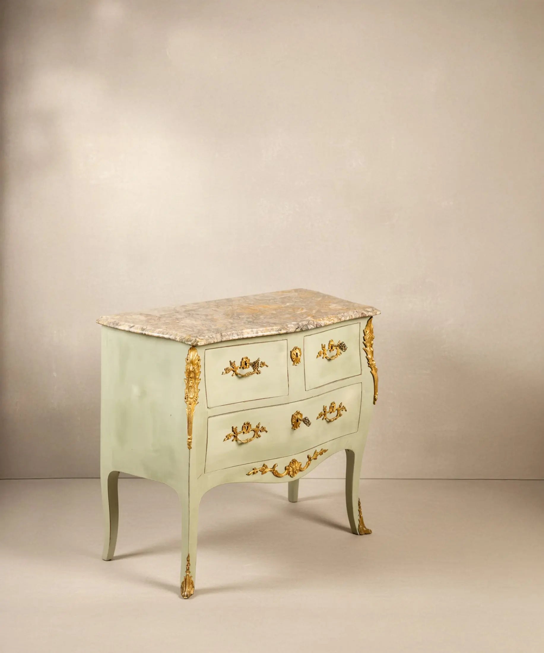 Cómoda vintage de madera estilo francés Luis XV pintada en verde claro con bronces y mármo