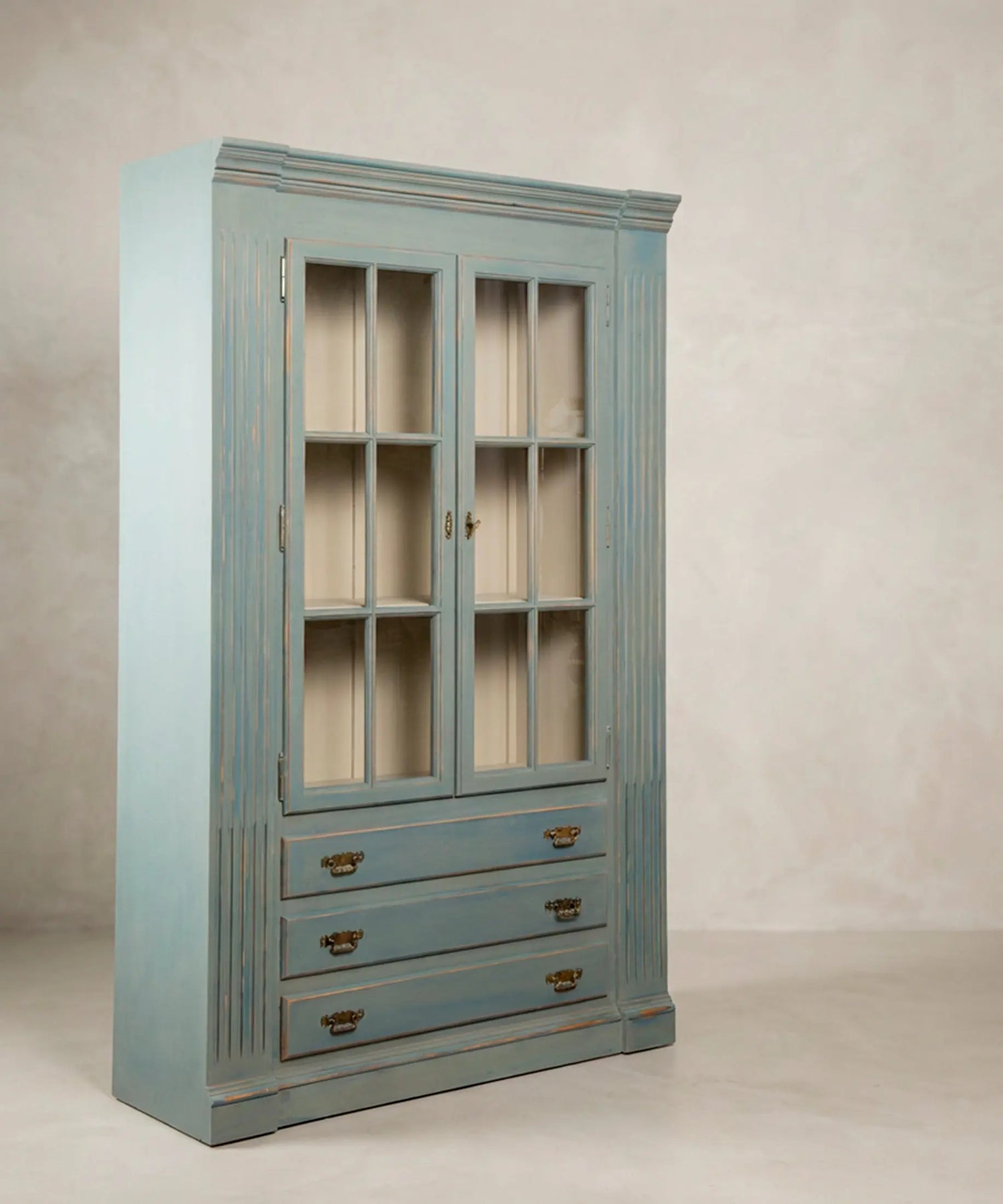 Vitrina de pino macizo azul decapé perfil con cuarterones de cristal — Antique Arte y Decoración