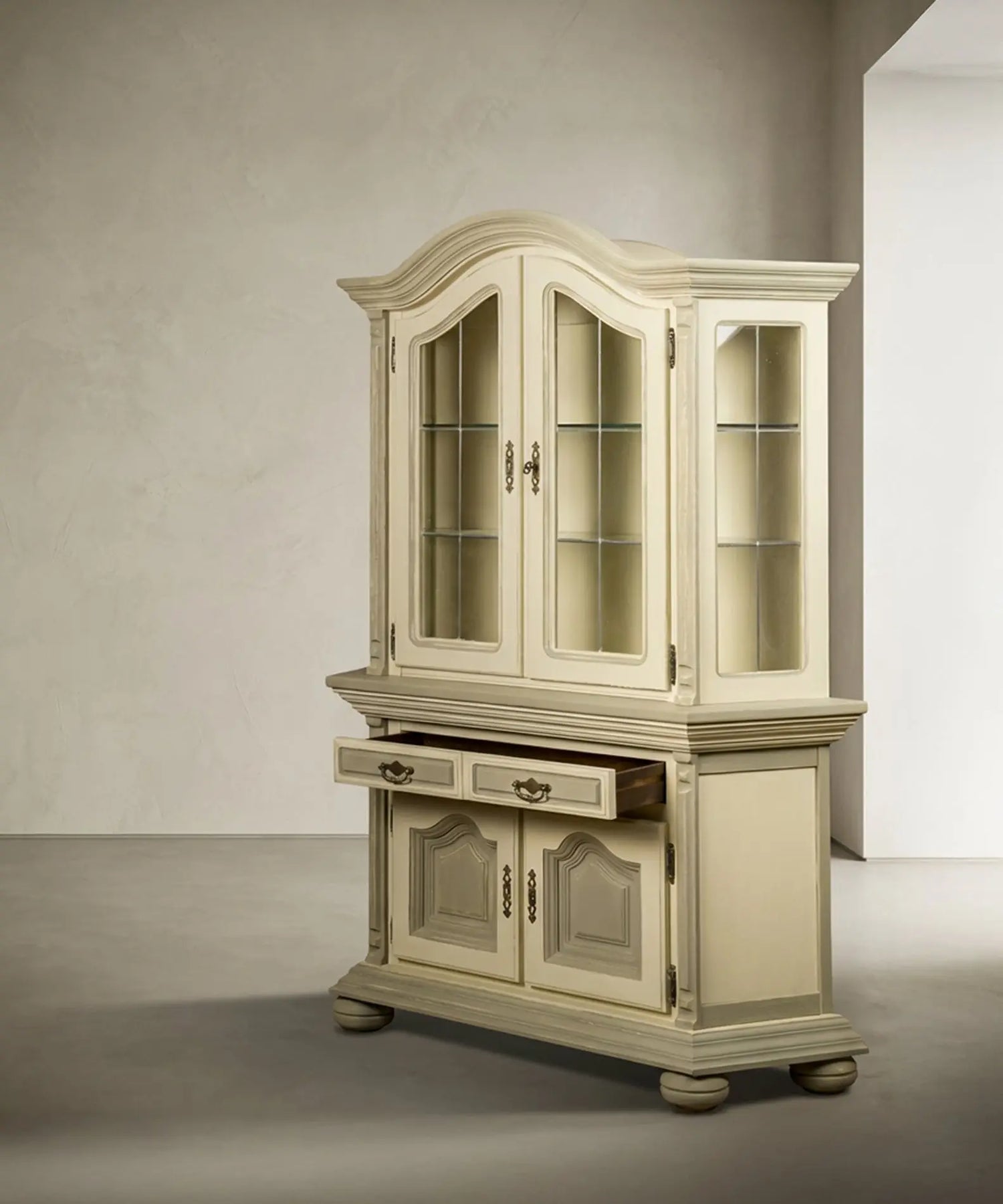 Vista en ángulo de la alacena destacando los cristales laterales de la vitrina.