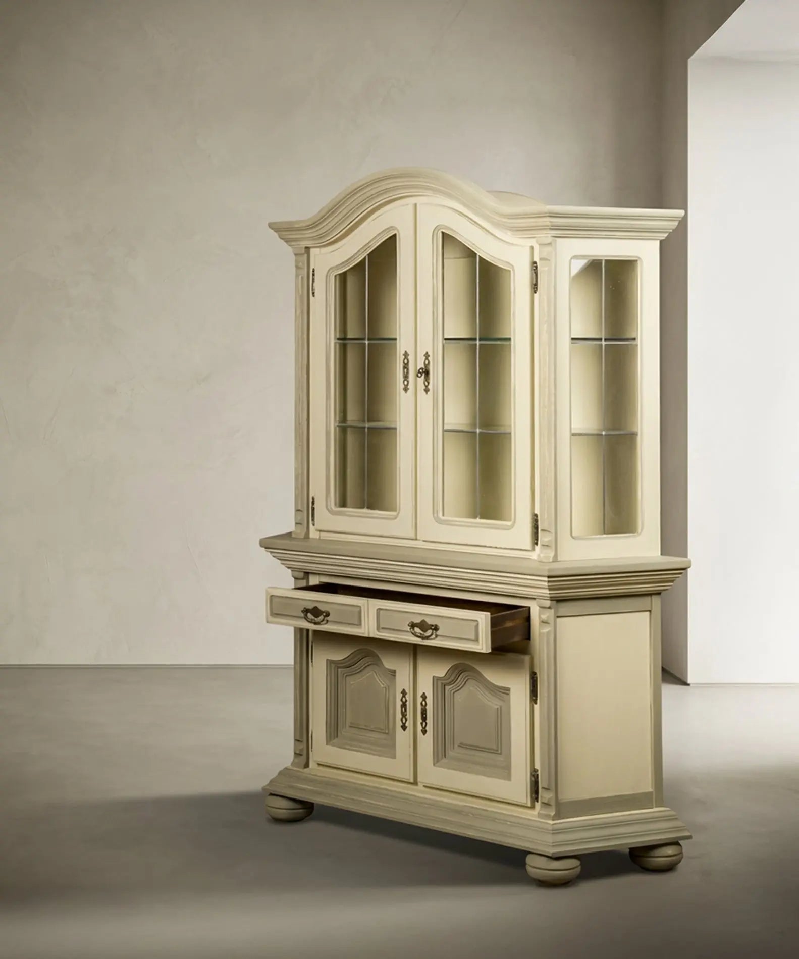 Vista en ángulo de la alacena destacando los cristales laterales de la vitrina.